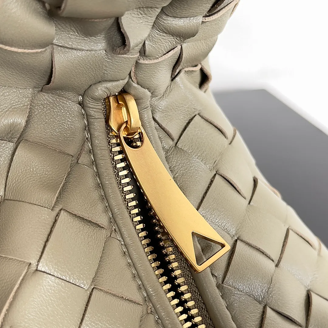 Batch 1120 Bottega veneta͙.——- The latest woven knotted hobo🔥 The top-grade lambskin leather is very soft, the bag shape is unique, practical and durable. It retains the traditional woven elements while being a little more flamboyant ~ Made of hand-woven sheepskin, zipper opening and closing, curved seamless structure, effortless to match. Highly recommended⚠️⚠️⚠️ The most high-end in the market🌈 Welcome to compare [Factory complete package] size: 23x15x5cm.   Model: 651876